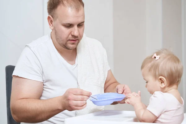 Papa barbu passe du temps avec une petite fille le matin à la maison — Photo