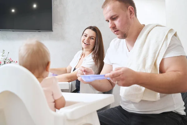 Felice foto positiva di famiglia amichevole a casa — Foto Stock