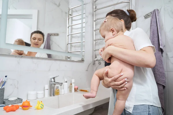 Femme non reconnue avec bébé fille pendant la procédure d'hygiène — Photo