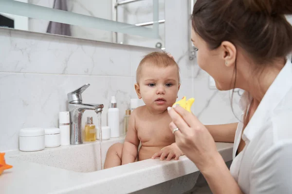 Amazing baby girl during the hygiene procedure in room indoors — Stock Photo, Image