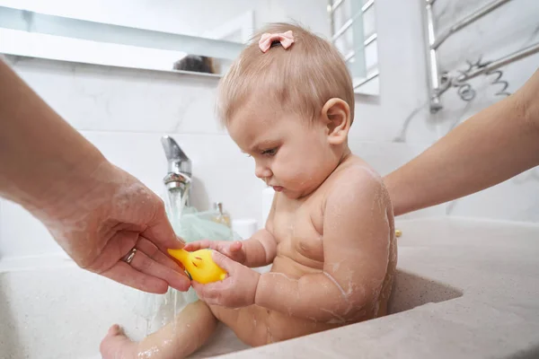 Affascinante lavabo bambina nel lavandino del bagno — Foto Stock