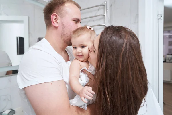 Amare madre baciare il suo bambino in guancia — Foto Stock