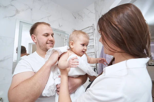 Neşeli baba havluyla bebek derisini kurutuyor. — Stok fotoğraf