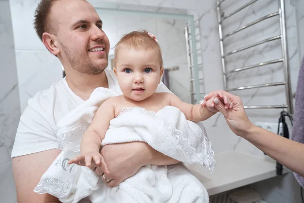 Apa ránéz a feleségére, kézen fogja a babát. — Stock Fotó
