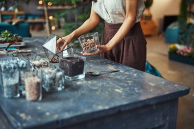 Polihedron floraryumu dolduran profesyonel bir çiçek tasarımcısı.