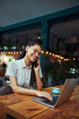Cep telefonundan konuşan neşeli, güzel bir çiçekçi.