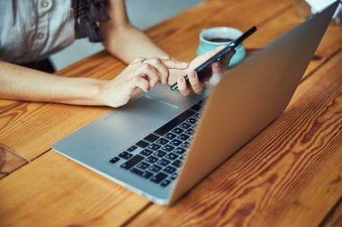 Tahta masada oturan Freelancer mesaj yolluyor.