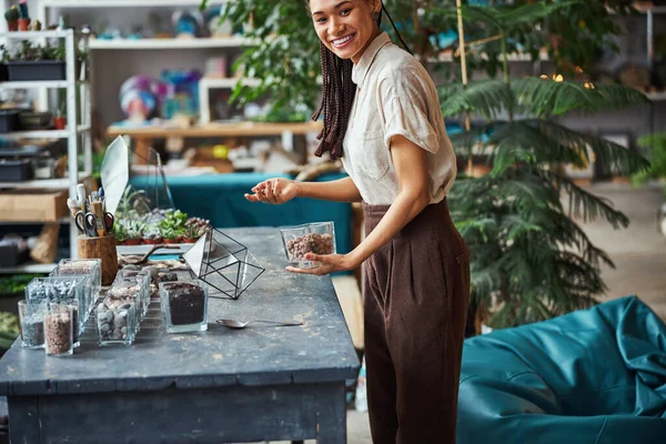 Sorridente designer floreale si prepara a fare un florarium — Foto Stock