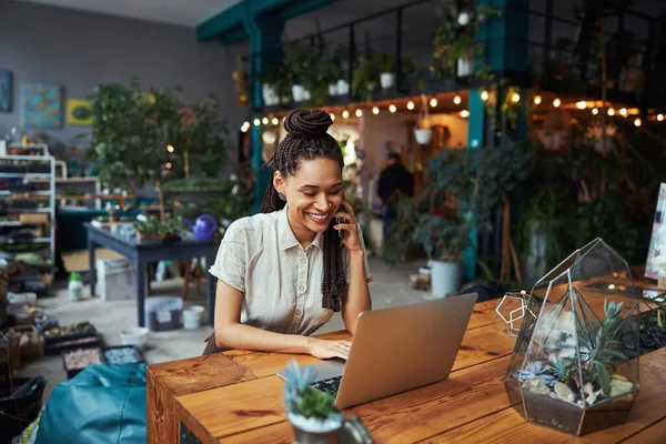 Feliz diseñador floral hablando en el teléfono inteligente — Foto de Stock