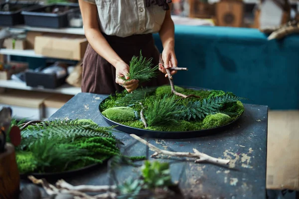 Професійний квітковий декоратор, що створює об'єкт мистецтва моху кола — стокове фото