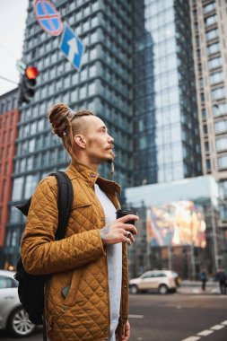 Şehir merkezine giderken şık bir genç adam.