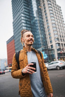 Şen şakrak adam şehir merkezinde günün tadını çıkarıyor.