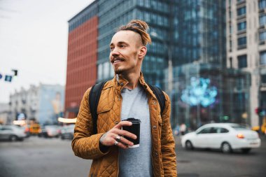 Şehir caddesinde gezen neşeli aktif adam.