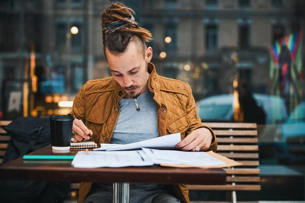 Стильний молодий чоловік навчається в міському кафе — стокове фото