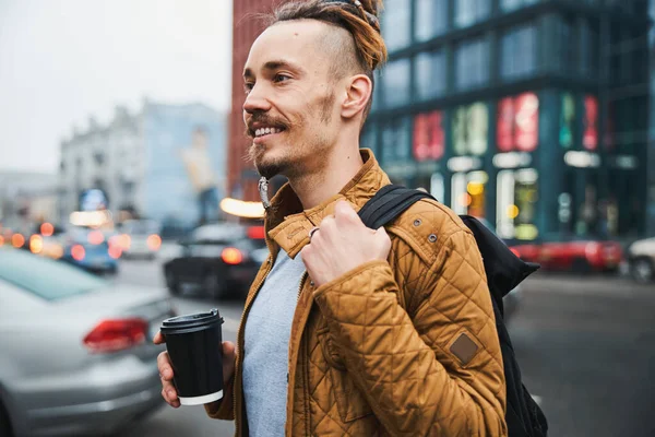 Usmívající se mužský hipster tráví volný čas v centru — Stock fotografie