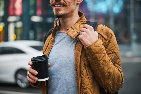 Hombre sonriente tomando café en el centro de la ciudad —  Fotos de Stock