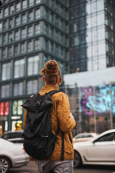 Manlig turist med ryggsäck promenader i centrum — Stockfoto