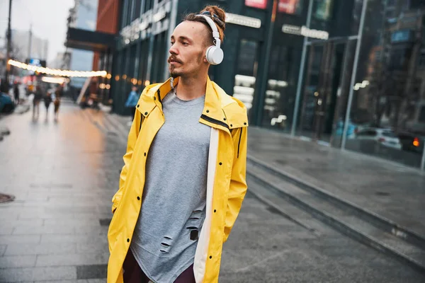 Chico relajado con auriculares en la calle urbana —  Fotos de Stock
