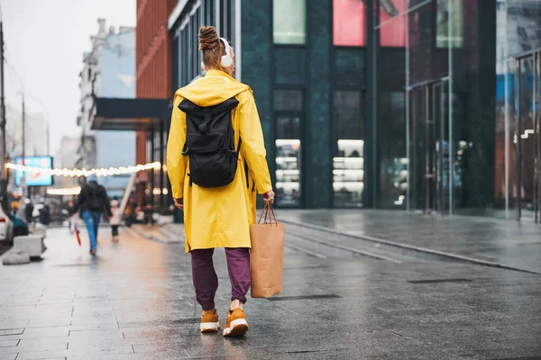 Młody modny hipster idzie na zakupy do centrum miasta — Zdjęcie stockowe