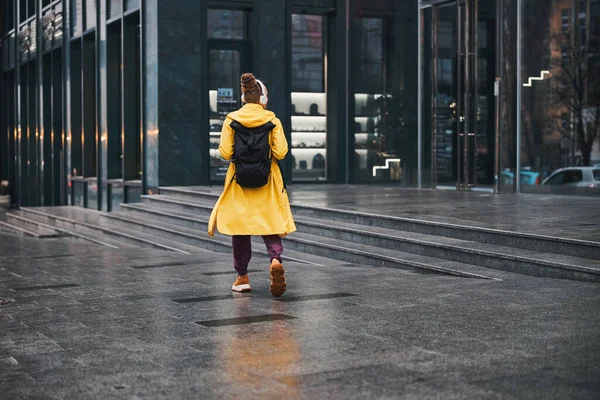 Modny młody hipster spacerujący w centrum miasta — Zdjęcie stockowe