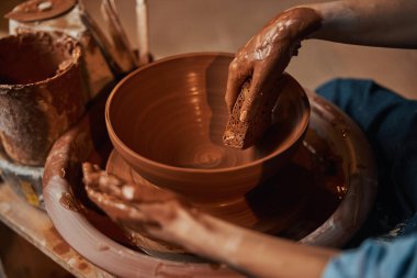 Çömlekçilik atölyesinde seramik sofra takımını şekillendirme süreci
