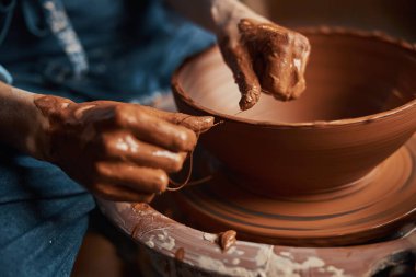 Atölyede çömlek çarkında doku oluşturma işlemi görüntüsü