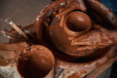 Çalışma odasındaki çömlek çarkında seramik kase üretimi.