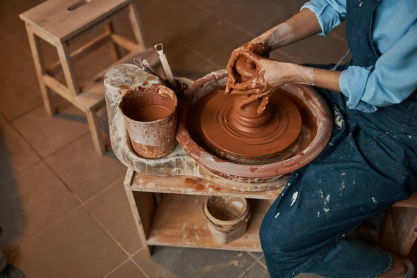 Mujer artesanal joven profesional que forma la olla de loza de arcilla húmeda fresca en el taller de cerámica —  Fotos de Stock