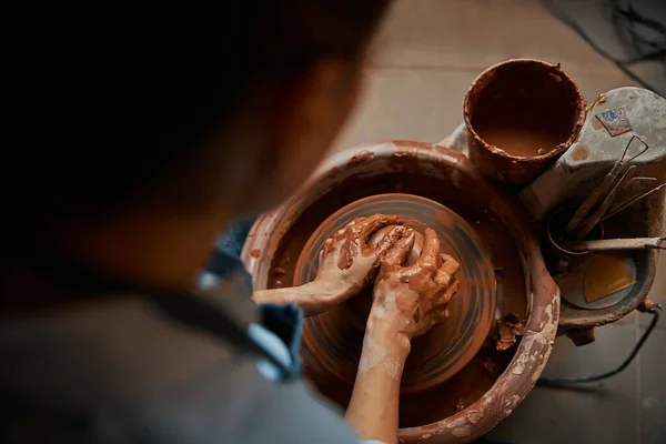 Чарівна елегантна жіноча майстриня, що формує керамічний посуд в керамічній майстерні — стокове фото