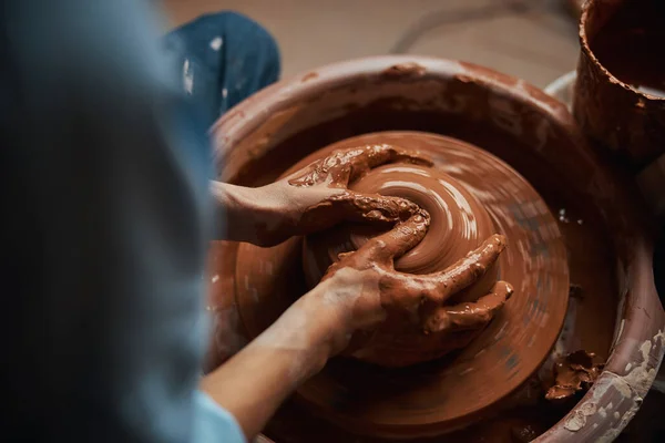 Image du processus de fabrication de vaisselle en céramique en atelier de poterie — Photo