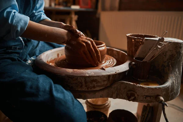 Élégantes mains de céramiste modélisant quelque chose de l'argile fraîche humide dans l'atelier de poterie — Photo