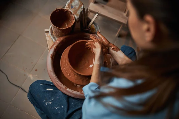 Encantadora vajilla de modelado ceramista enfocada en taller de cerámica —  Fotos de Stock