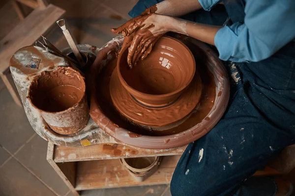 Imagem do processo de fabricação de utensílios de mesa de cerâmica em oficina de cerâmica — Fotografia de Stock