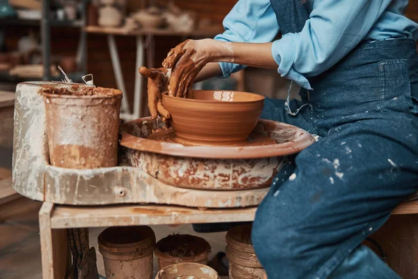 Tazón de barro de modelado ceramista no reconocido en taller de cerámica —  Fotos de Stock