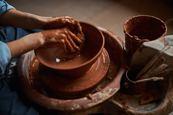 Image du processus de fabrication de vaisselle en céramique en atelier de poterie — Photo
