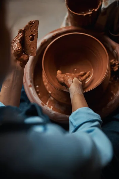 Urocza elegancka kobieta ręce modelowanie miski gliny w warsztacie garncarskim — Zdjęcie stockowe