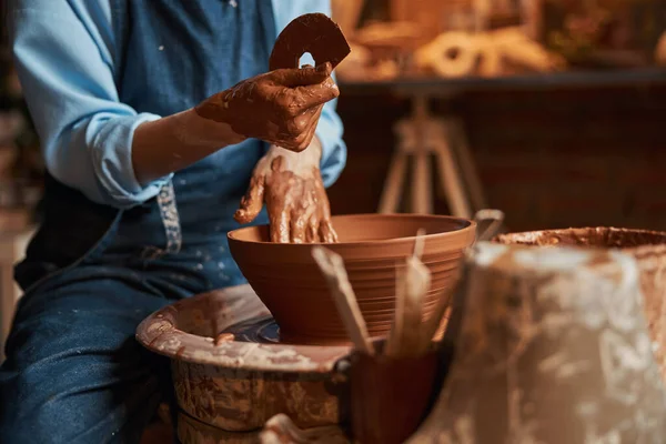 Felismerhetetlen kézműves nő a kerámia asztali áruk kerámia műhelyben történő gyártása során — Stock Fotó