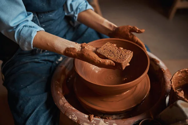 Nieznany ceramik w fartuchu pracujący ze świeżą mokrą gliną i warsztatem garncarskim — Zdjęcie stockowe