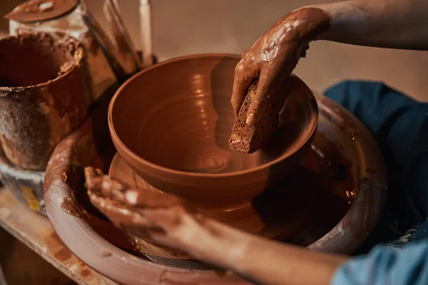Processo de fascinação de moldar utensílios de mesa de cerâmica em oficina de cerâmica — Fotografia de Stock