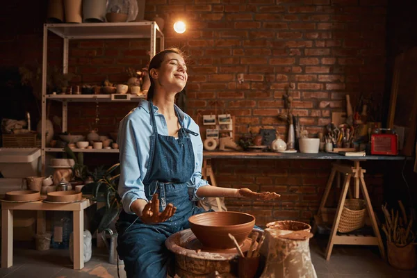 Hermosa mujer artesana caucásica descansando después de la lección de fabricación de vajilla en el estudio de arte —  Fotos de Stock