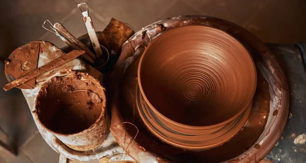 陶器车间中新鲜陶瓷褐色碗的图像 — 图库照片