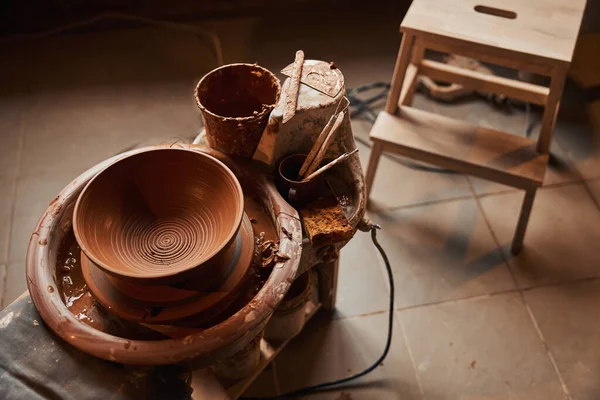 茶色い陶器の器や器の絵 — ストック写真