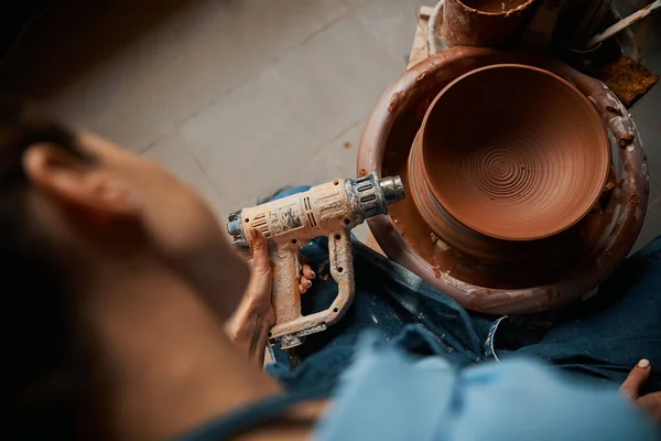 Ceramista no reconocido sosteniendo soplete en la mano en taller de cerámica —  Fotos de Stock
