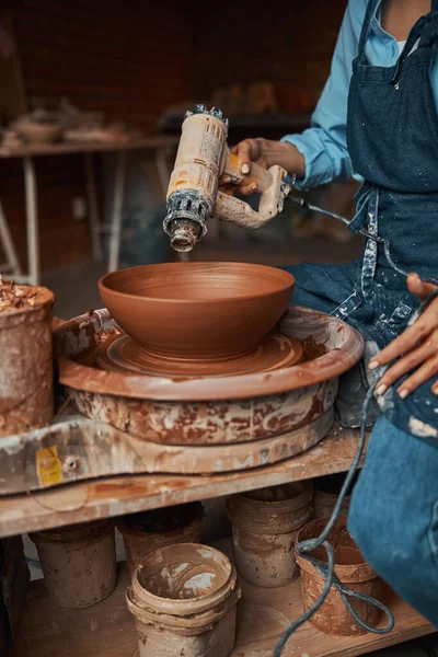 Kvinnlig hantverkare bär förkläde gör lera skål i konst modern studio — Stockfoto