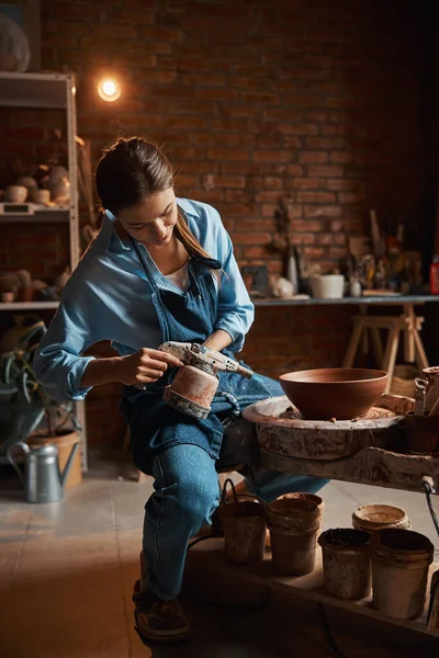 Feliz ceramista positivo con soplete en las manos modelado vajilla de arcilla en taller de cerámica —  Fotos de Stock