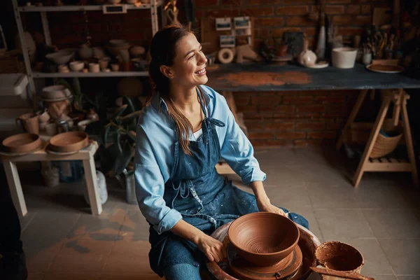 Hermosa elegante artesana caucásica trabajando en rueda de cerámica en taller —  Fotos de Stock