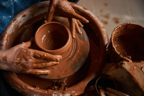 Bol en céramique de façonnage artisanal féminin méconnu en atelier de poterie — Photo