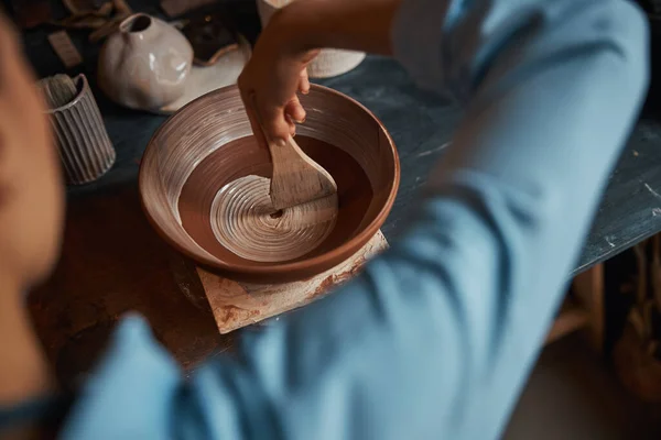 Ceramista profesional pintando tazón de arcilla en taller de cerámica — Foto de Stock