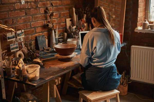 Affascinante giovane signora artigianale al processo di lavoro in laboratorio d'arte — Foto Stock