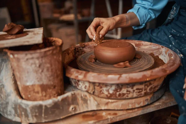 Önlük giyen tanınmamış kadın seramisyen sanat stüdyosunda özel ekipmanlar üzerine toprak malzemeleriyle çalışıyor. — Stok fotoğraf